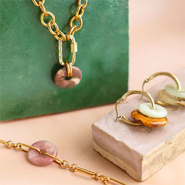 Inspirational Sets Elegant jewellery designs with natural stone pendants donuts