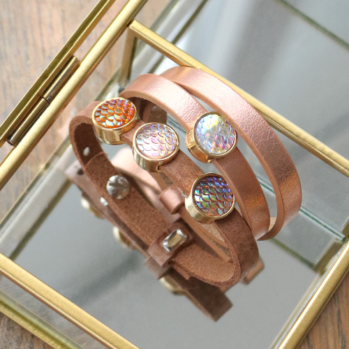 Magical jewellery with basic cabochons and Cuoio bracelets