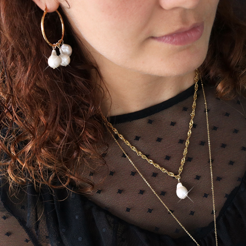 Create minimalist jewellery with freshwater pearls and gold coloured earring findings