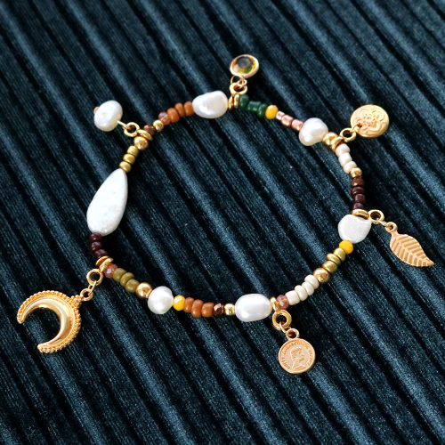 Create earrings and bracelets in wintery colours with glass seed beads