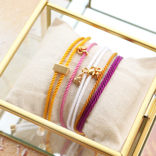 This way you can easily make your own charm bracelets with trendy cord: