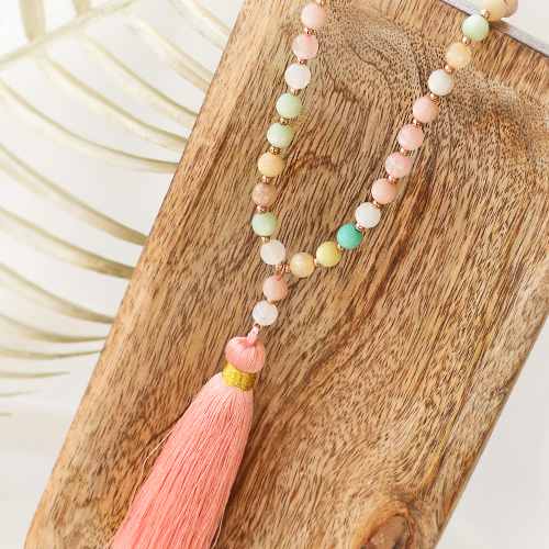 Watch here how to make beautiful necklaces with Polaris Elements beads: 