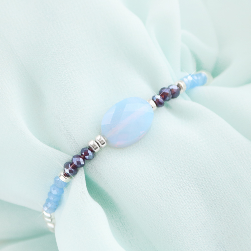 With top faceted beads you can make trendy bracelets and earrings: