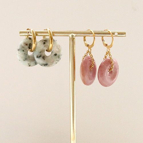 See here how to make beautiful earrings and bracelets with natural stone disc charms