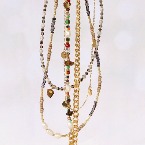 Making necklaces with glass seed beads, stainless steel beads and charms: 