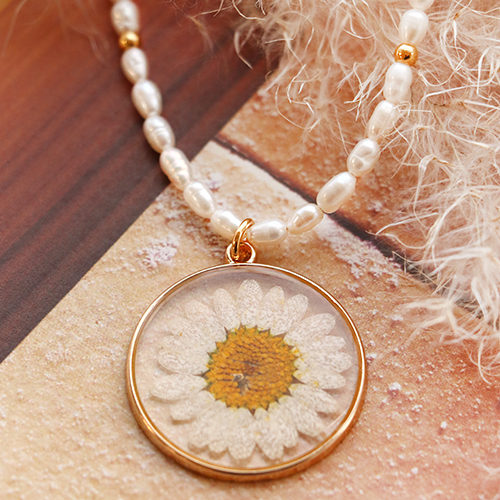 Make the most beautiful jewellery with dried flower charms! 