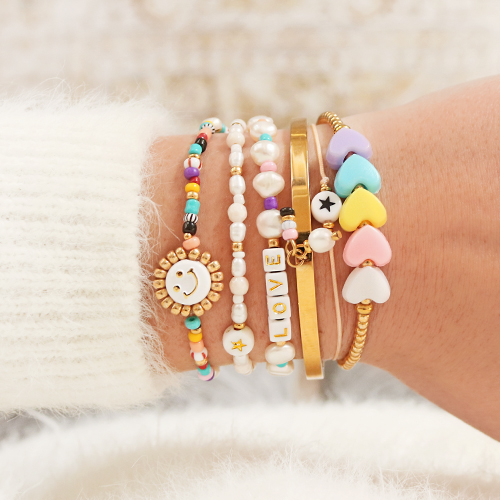 Get inspired and make cheerful und trendy jewellery with letter beads: