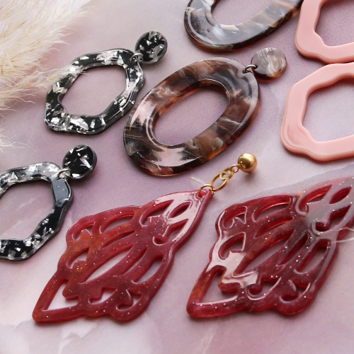 Get inspired! Make the most beautiful earring collection with these resin pendants 