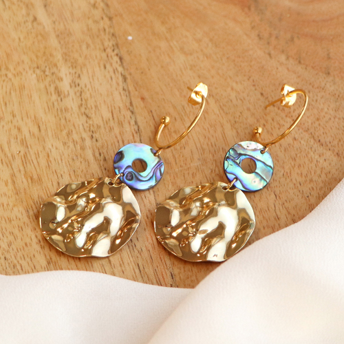 Summer jewellery with shell pendants