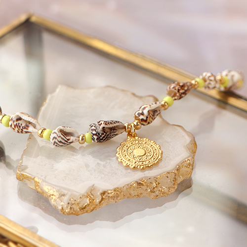 Ideas to create a beach look with metal beads and charms