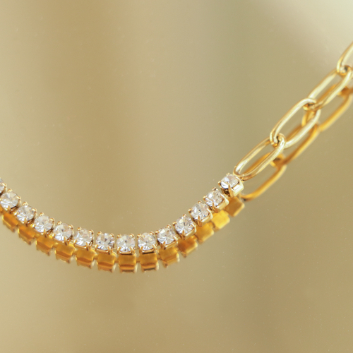 This is how to combine ready to wear bracelets and necklaces