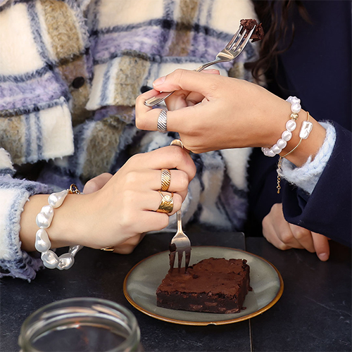 Design new jewellery with imitation freshwater pearls