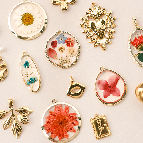 Creating classic jewellery with charms with dried flowers