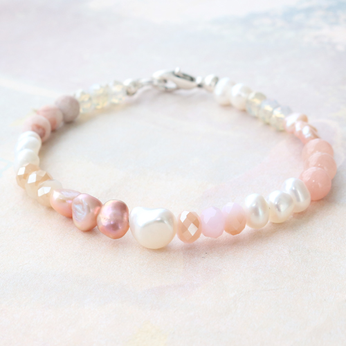 These freshwater pearl bracelets and necklaces are so feminine