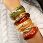 Combine resin bracelets with metal bracelets