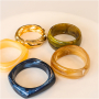 Combine resin bracelets with metal bracelets
