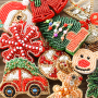 Mix & match: Christmas brooches in festive shapes