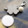 Design trendy keychains with new DQ leather pendants in clover shape 