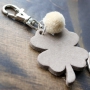 Design trendy keychains with new DQ leather pendants in clover shape 