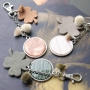 Design trendy keychains with new DQ leather pendants in clover shape 