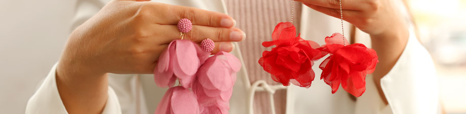 Just in! New trendy earrings in flower shapes and bows